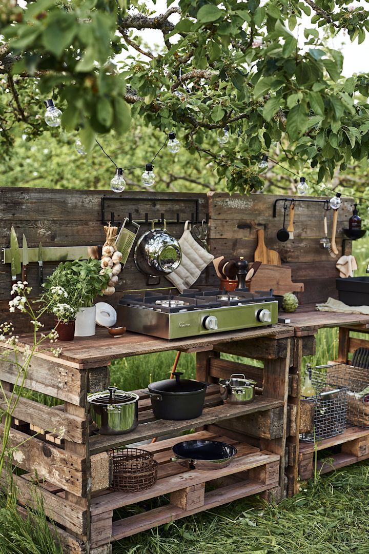 Build your own simple DIY outdoor kitchen from Euro pallets, here you see the cooking station with shelves for your pots and utensils. 