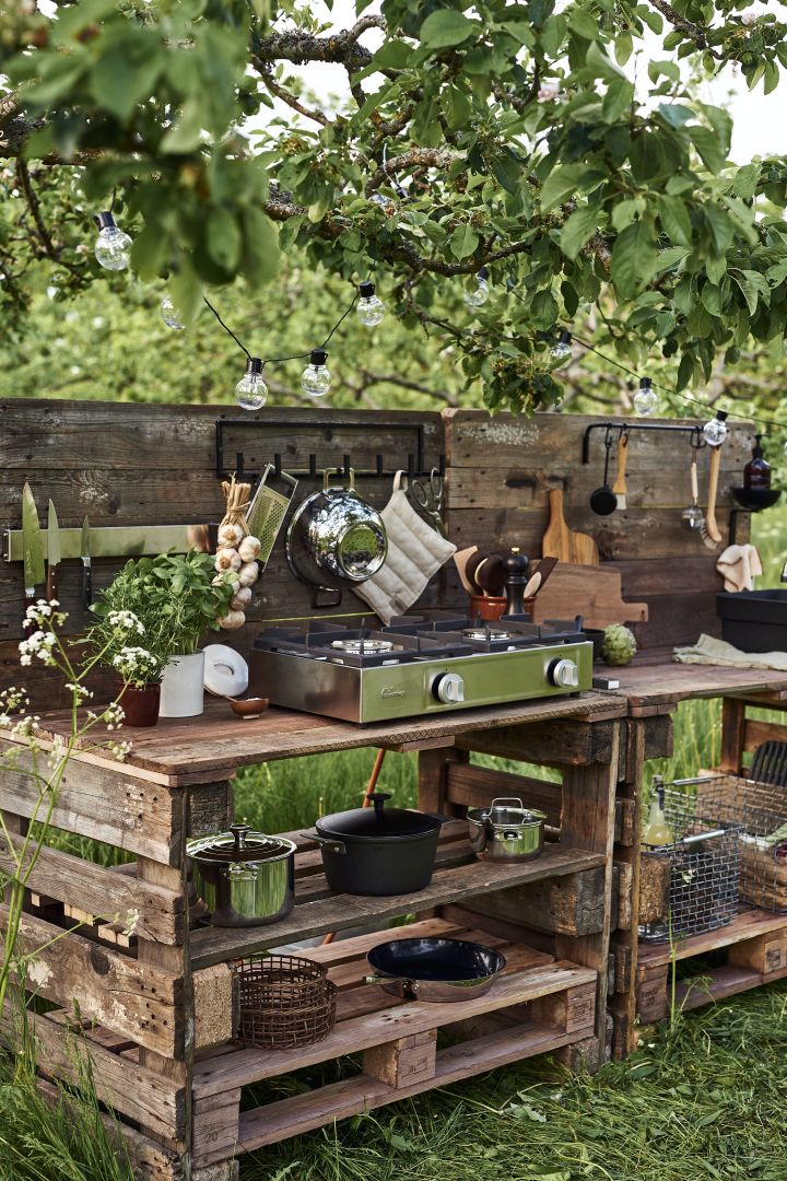 Build your own simple DIY outdoor kitchen from Euro pallets, here you see the cooking station with shelves for your pots and utensils. 