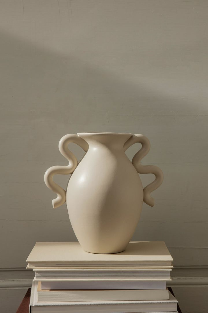The beige Verso vase with wavy undulating shapes is the perfect example of Mediterranean decor.