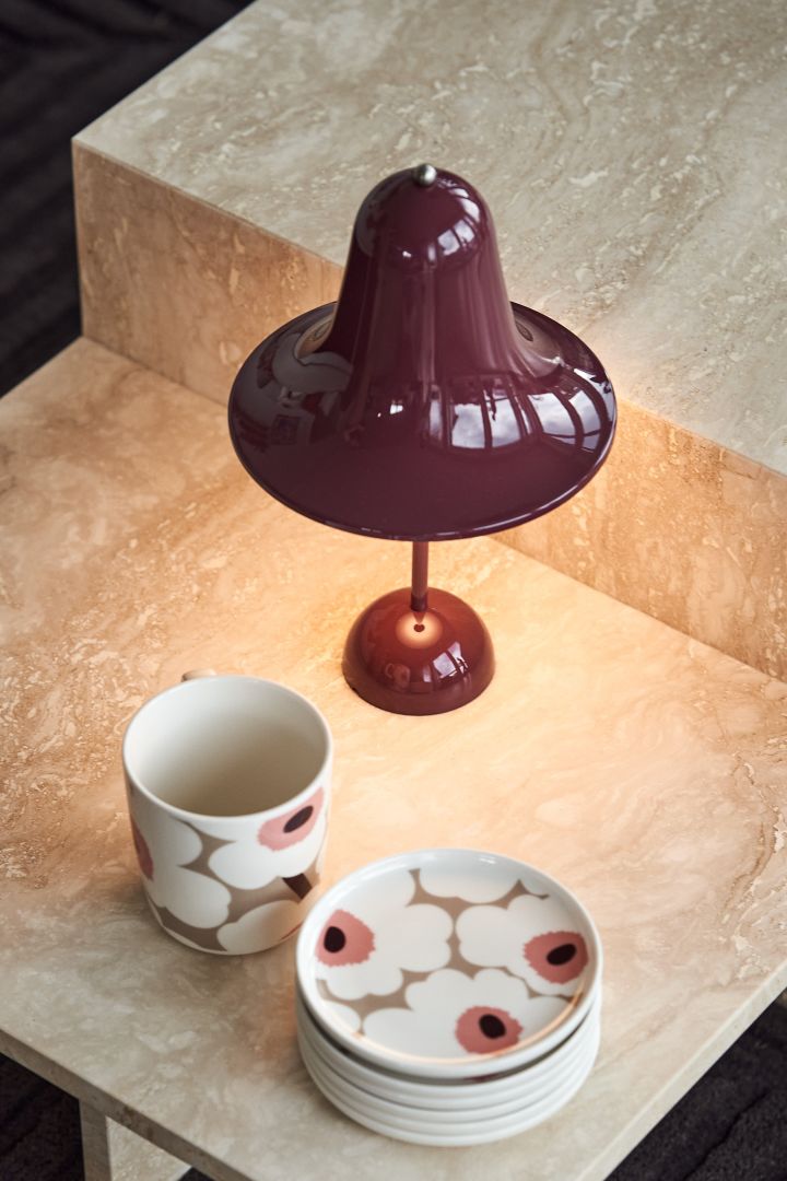 Here you see the Verpan Pantop cordless table lamp, one of the top interior design trends for autumn 2022.