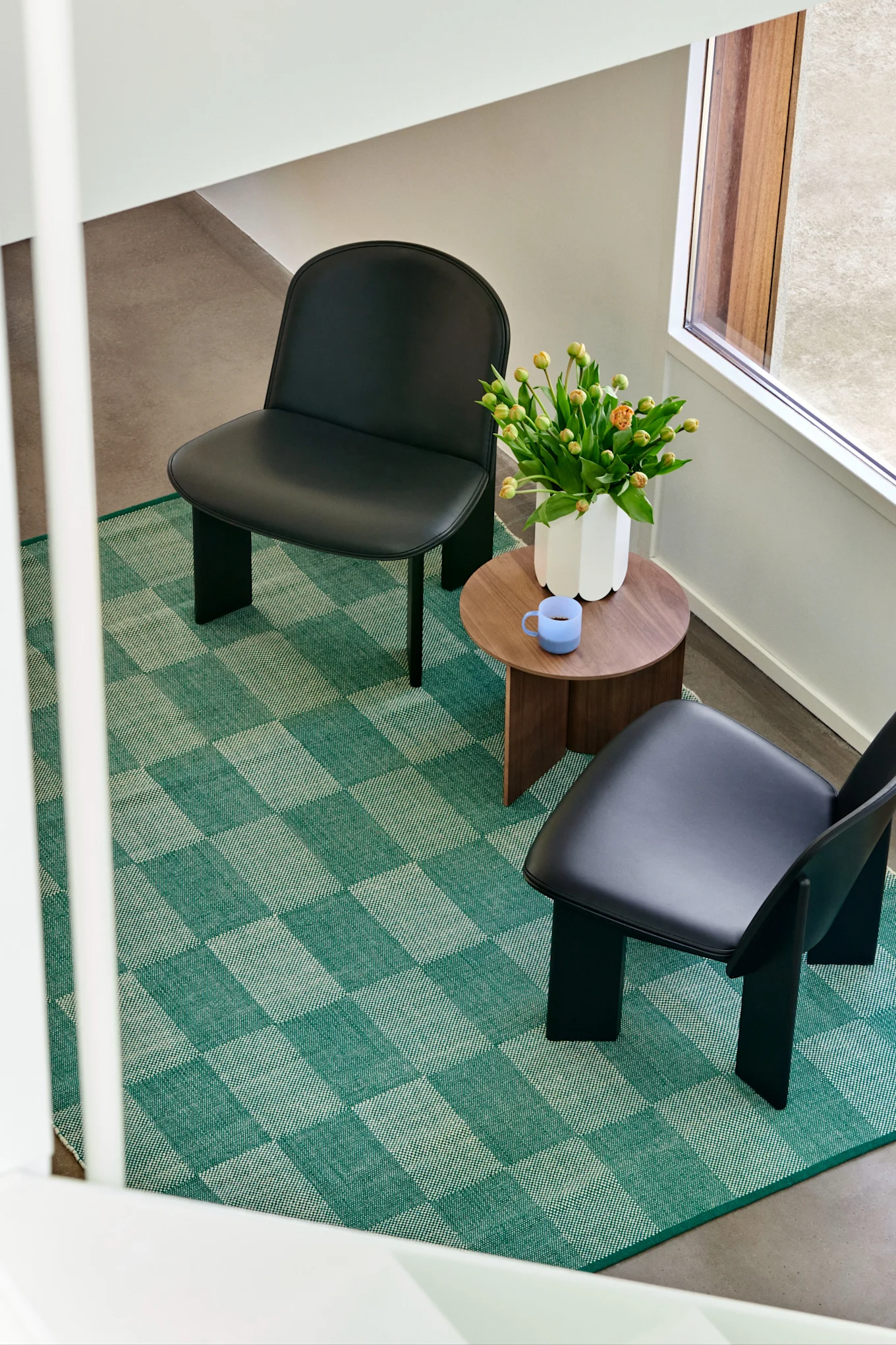 In the spring 2024 interior design trends we see a lot of patterns, preferably chequered and striped in large and small. Here we see a green and chequered rug from HAY in a living room environment, an interior detail that stands out and creates an eye-catcher in the room.