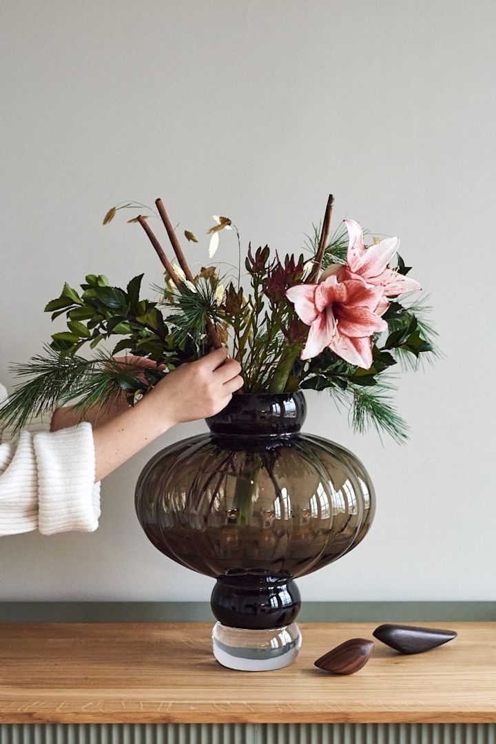 The interior trends of spring 2023 offer colourful interiors where we like to decorate with a statement vase such as the Balloon vase from Louise Roe Copenhagen in brown.