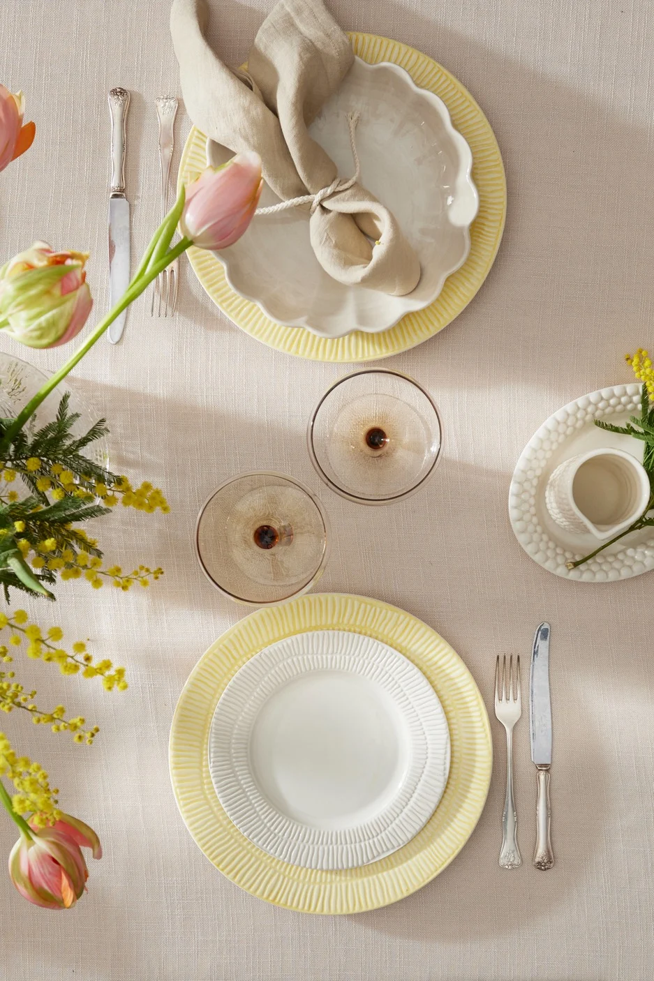 A colourful table decoration for Easter, consisting of Stripes plates from Mateus, glasses from Byon and napkins from Scandi Living.