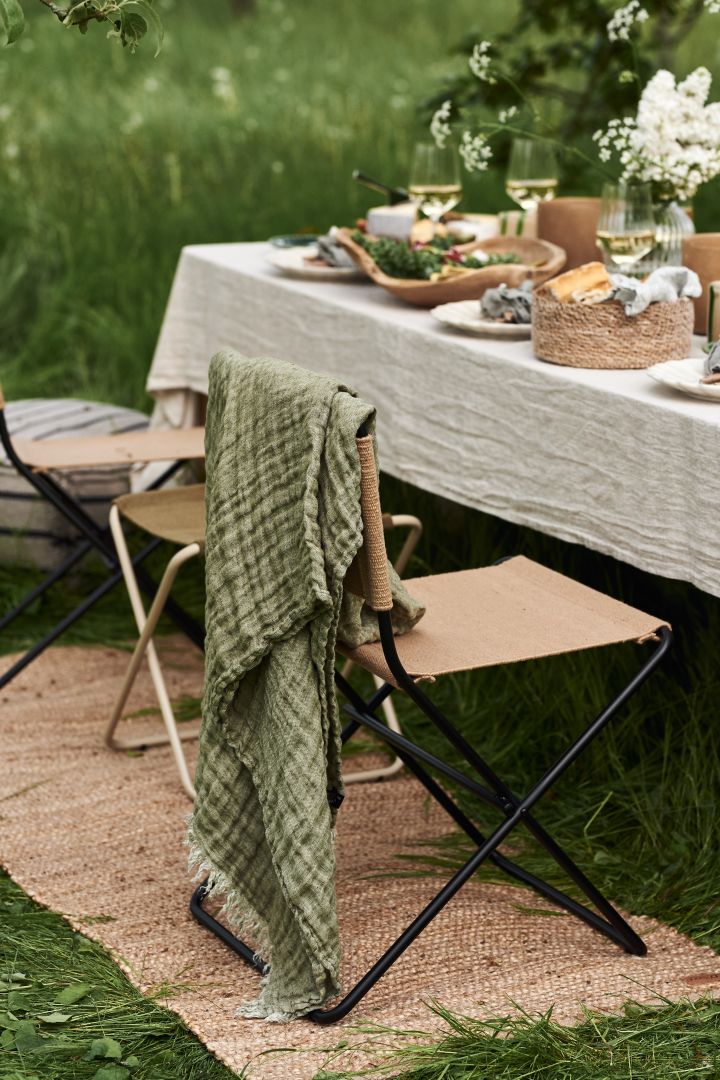 Discover our garden party inspiration - we have hung the Hannelin throw from Himla in green over the back of a chair to allow your guests to stay warm in the cooler hours. 