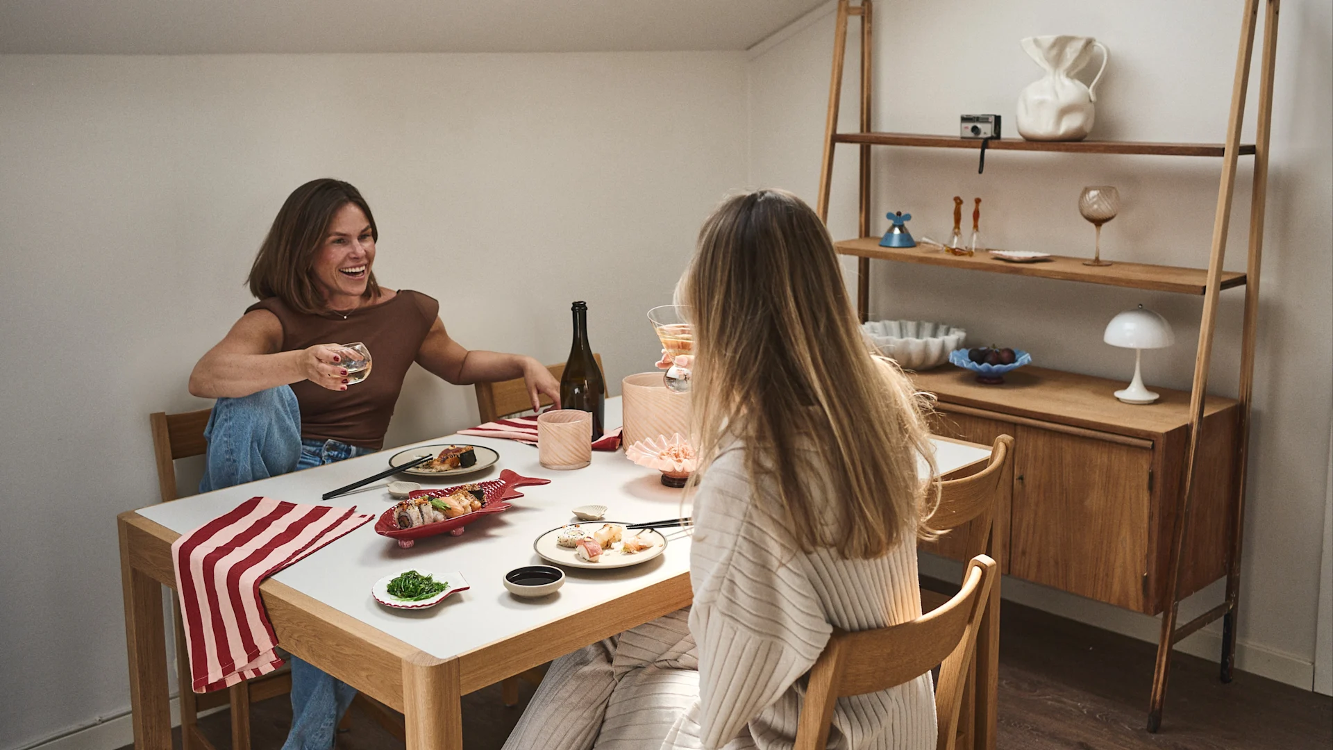 With Byon porcelain, glassware, details and textiles, you can create a lovely sushi dinner in the middle of the week. Set the table with fine crockery, napkins and finger glasses to add a touch of glamour to your everyday life.