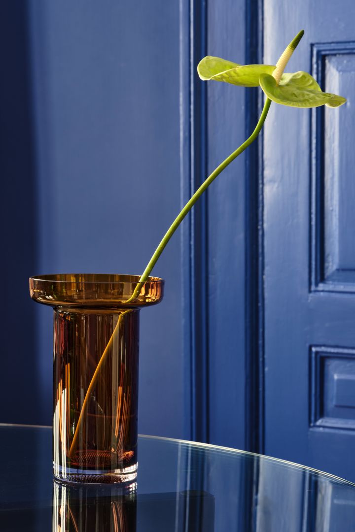 Limelight brown vase 24cm from Kosta Boda in a blue living room. 