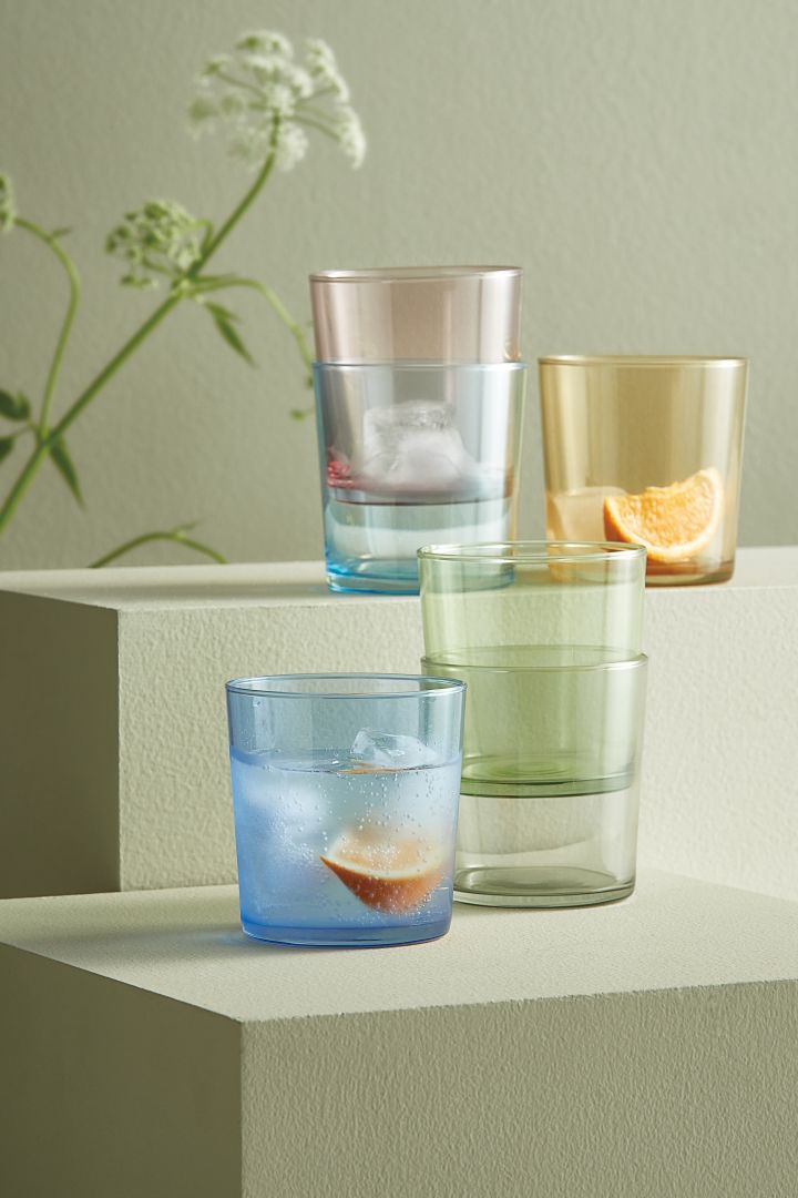Pick up colour trends in 2022 with colourful drinking glasses - like these from Aida in blue, mint green and yellow.