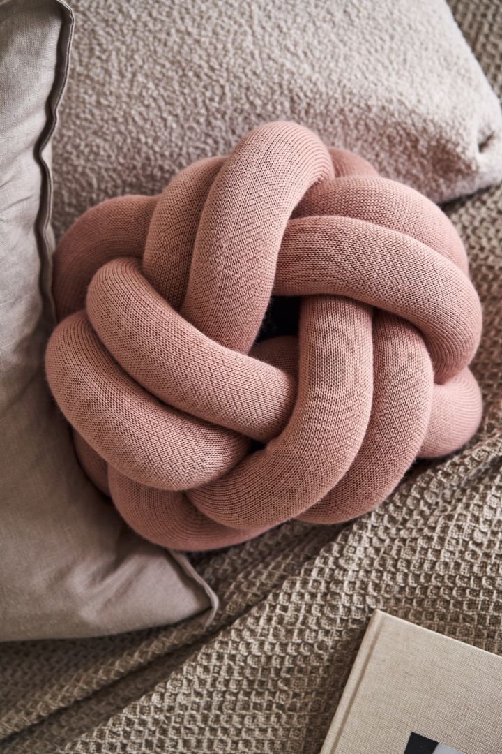 Here you see the Knot Cushion from Design House Stockholm in dusty pink. 