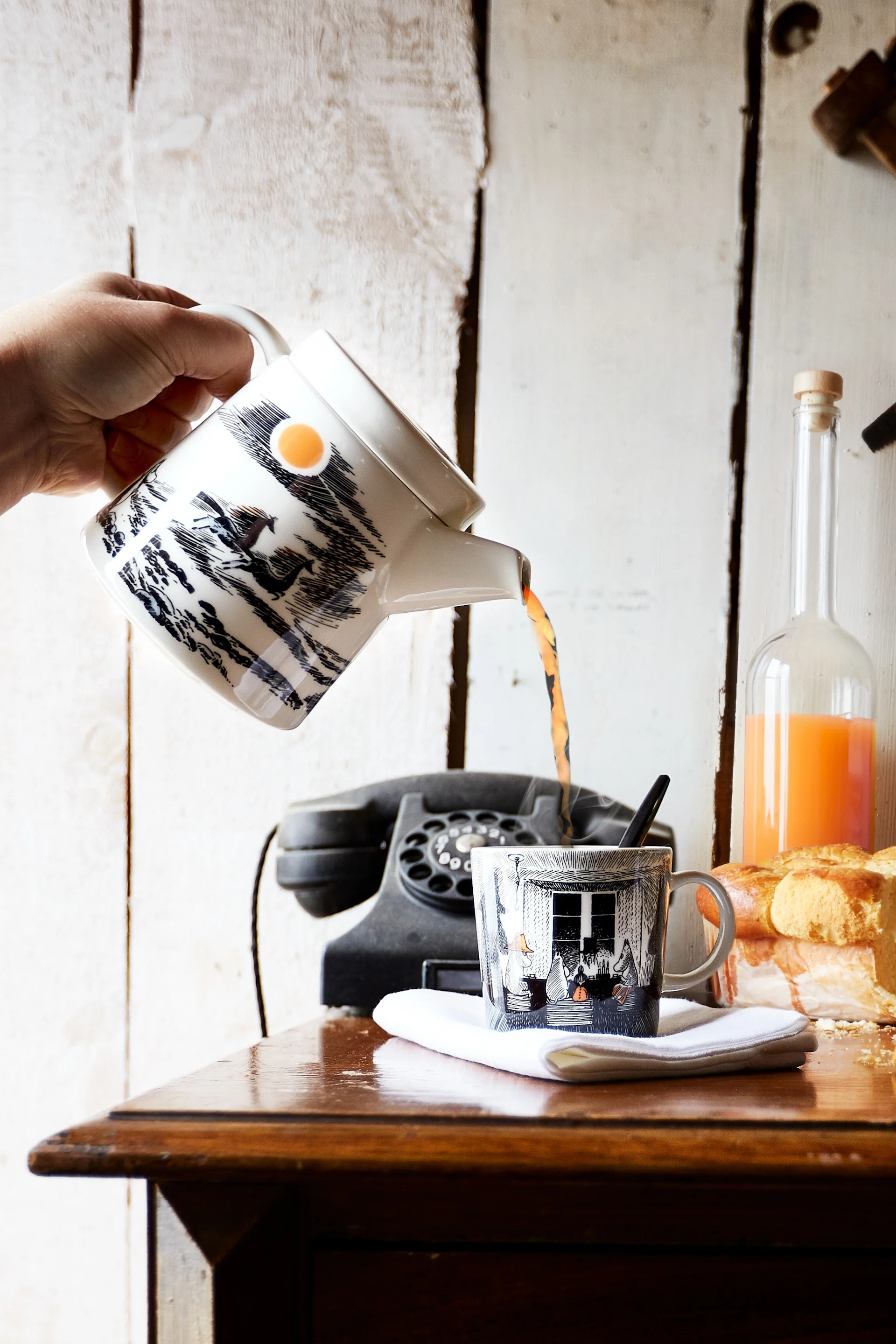 True to its origin: Someone pours tea from the Moomin pot into the corresponding Moomin cup.