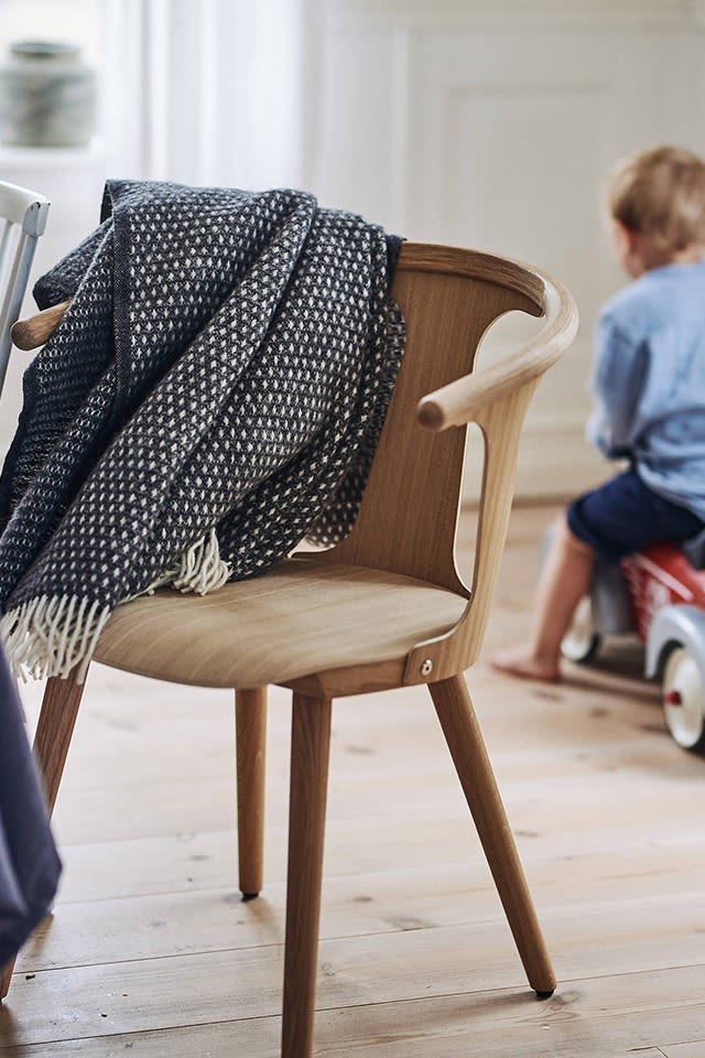 The Knut wool throw from Klippan Yllefabrik creates a cosy dining area. 