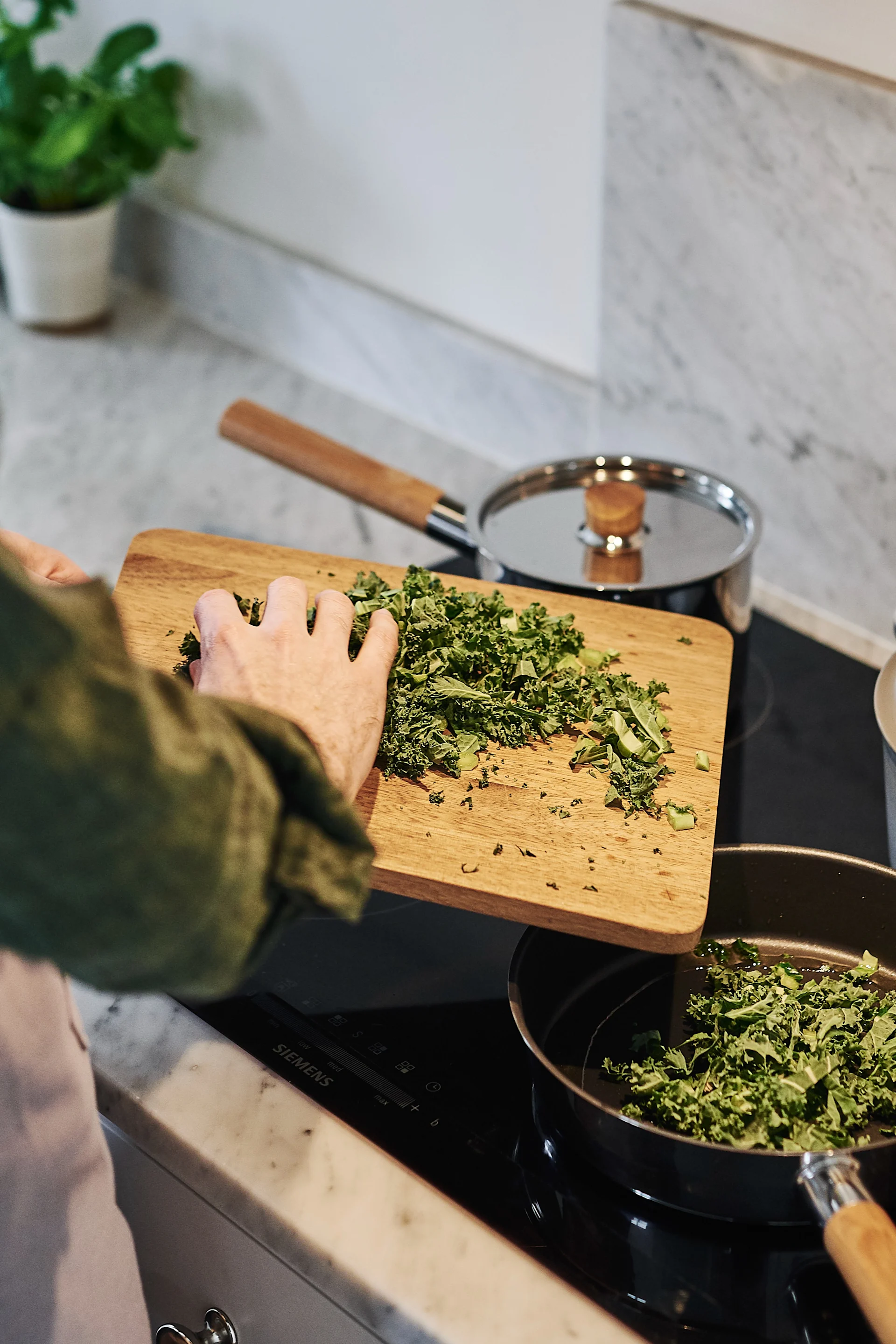 Renew your kitchen with 11 practical and stylish kitchen accessories for easier cooking - here you see the House Doctor walnut cutting board.