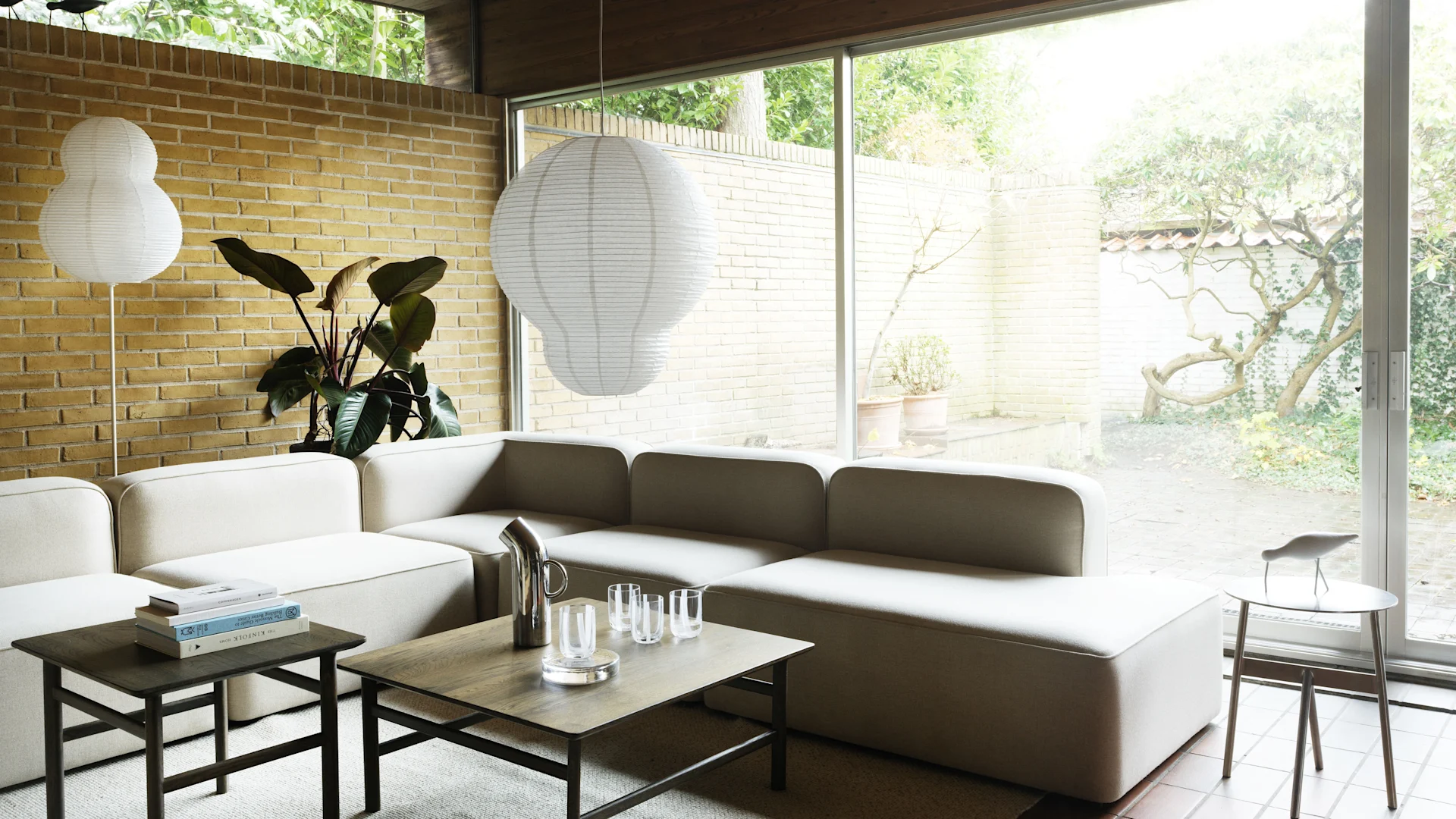 The Stingray Chandelier from 101 Copenhagen is a large ceiling lamp with a modern design. The lamp has several arms fitted with shades that have a shape inspired by stingrays.