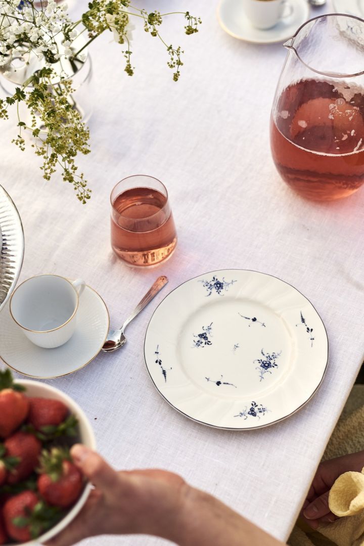Set the table for summer with a blue and white table setting from Villeroy and Boch.