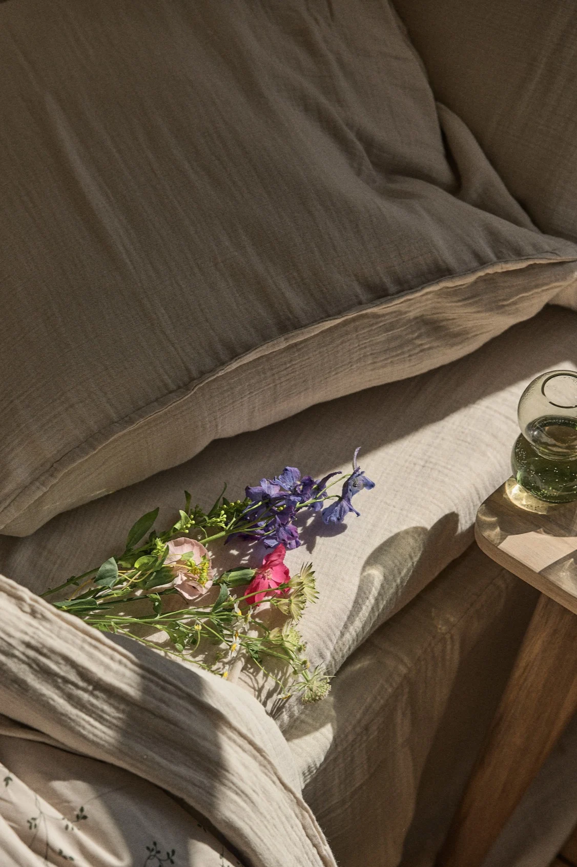 A bouquet of wild flowers is placed under a pillow in order to dream of your future love.