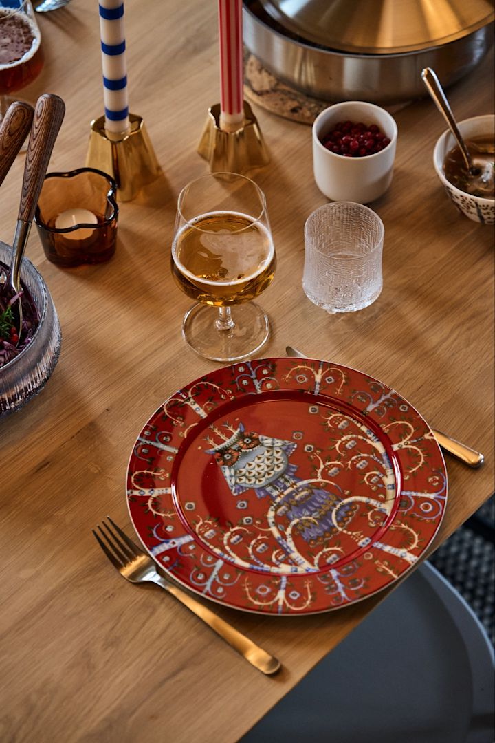 Bring out the Christmas porcelain as part of your vintage Christmas decor. Here you see the red Taika plate from Iittala. 