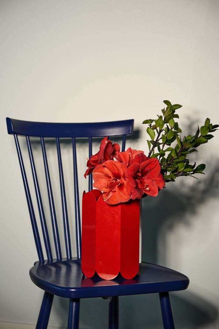 The interior design colour trends for 2023 are all about red and blue in contrast. Here you see a red vase from HAY standing on a blue stool. 