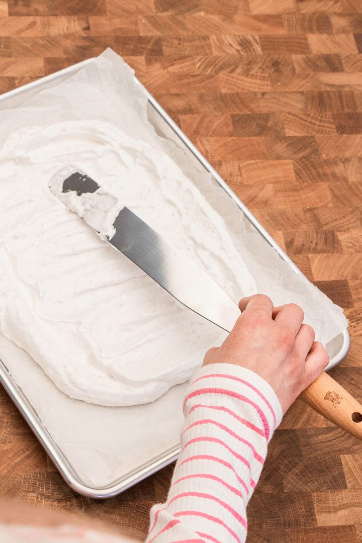 Bake a delicious meringue cake using Baka med Frida's simple Easter cake recipe on a baking sheet from Nordic Ware. Spread the meringue batter with a cake spatula that will be your base.