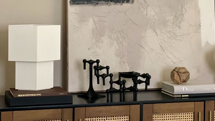 Refresh your home with modern lighting - here you see Romb 36 table lamp from PHOLC in white next to Stoff Nagel candlestick in black at @homebynicky.