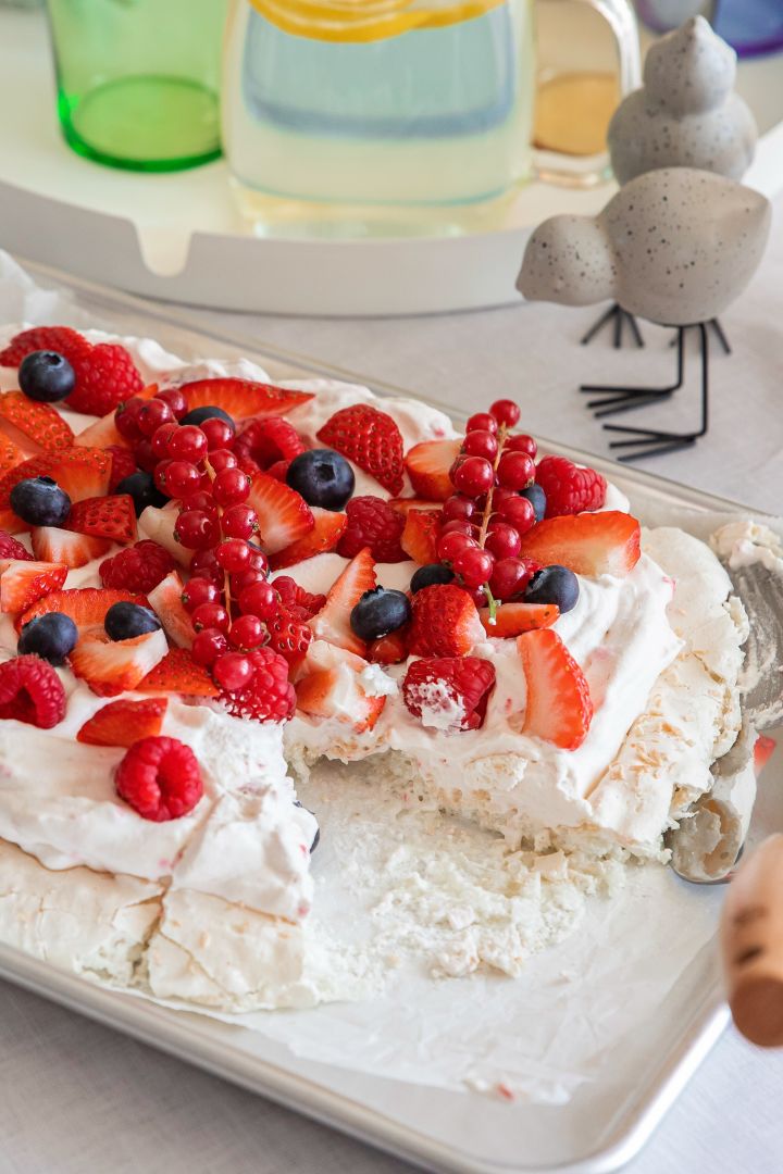 Bake a delicious meringue cake using Baka med Frida's simple Easter cake recipe on a baking sheet from Nordic Ware. Garnish your Easter cake with fresh berries when the cake is ready.
