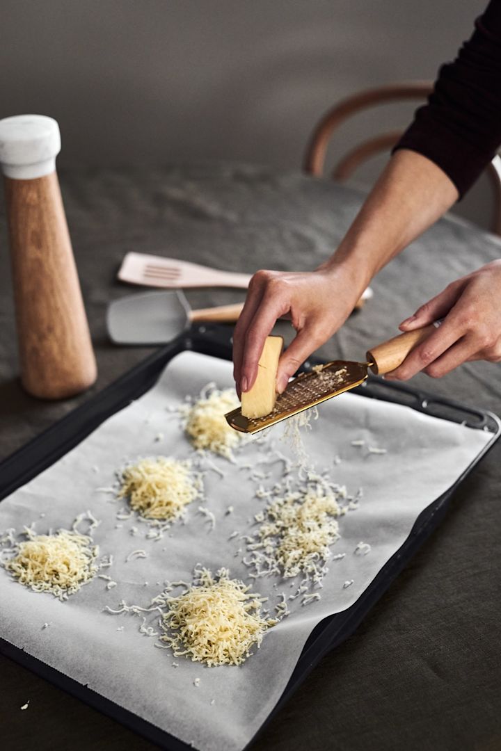 Homemade cheddar baskets are one of the simple starter recipes that we have for you this new year. Prepare the baskets by grating small piles of cheese with the hand grate from Bloomingville.