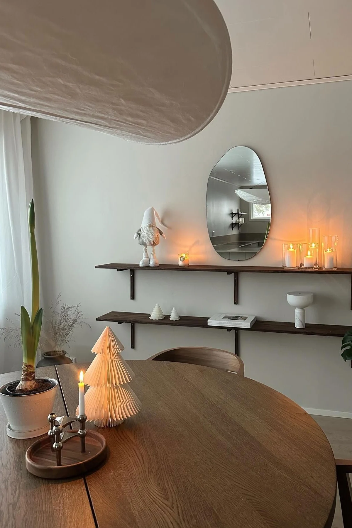 Minimalist Christmas decor seen inside the home of @154kvadrat. A calming living room with wooden tones decorated in a minimalist style for Christmas. 