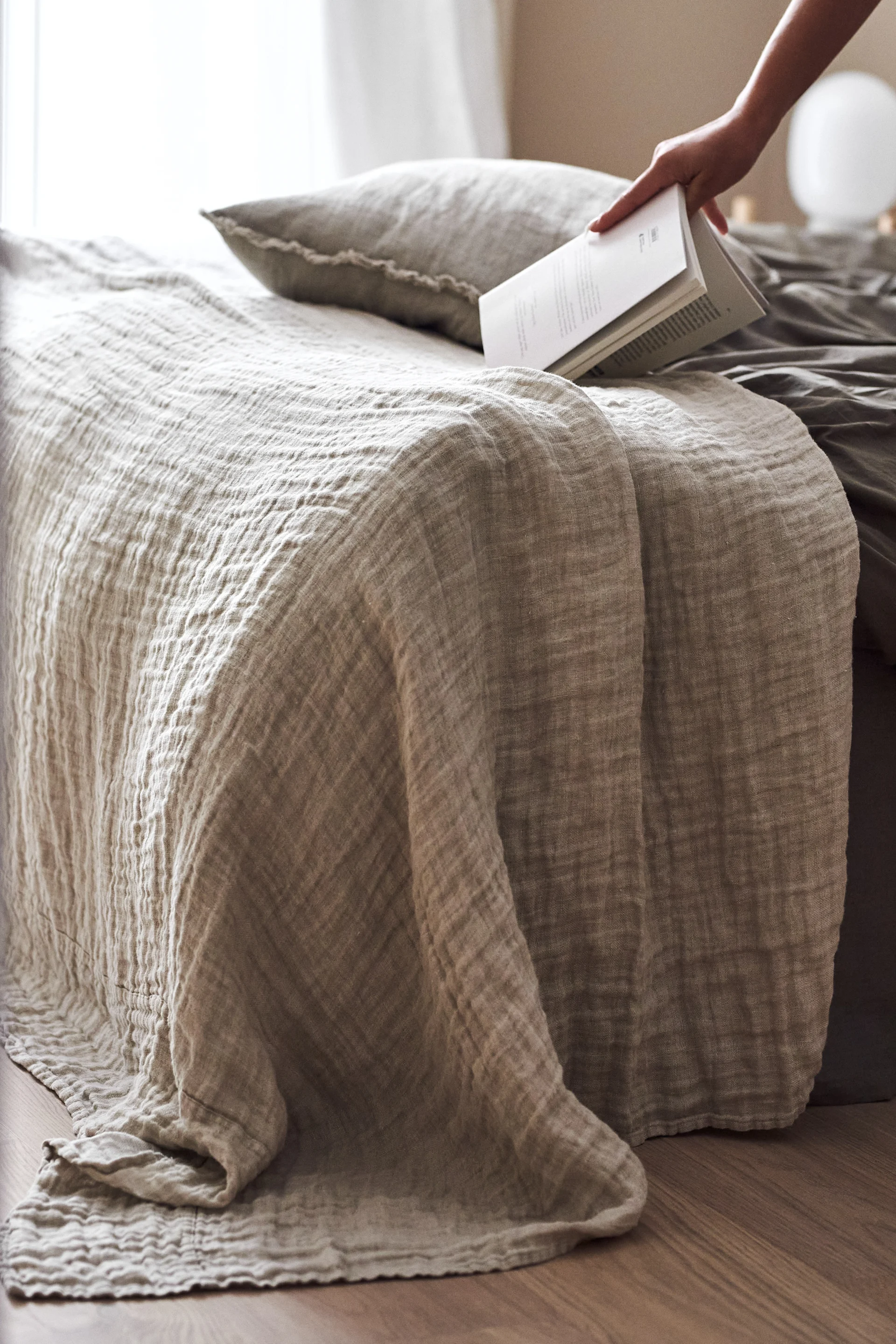 Decorate according to Feng Shui with the Hannelin bedspread from Himla in beige and white for a harmonious and cosy bedroom.