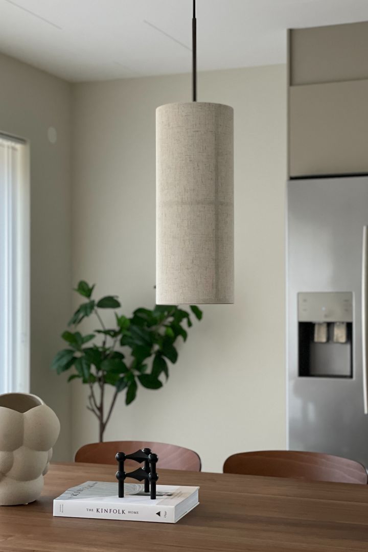 Here you see the Hashira Scandinavian designed pendant lamp hanging in the home of Swedish influencer @homebynicky.