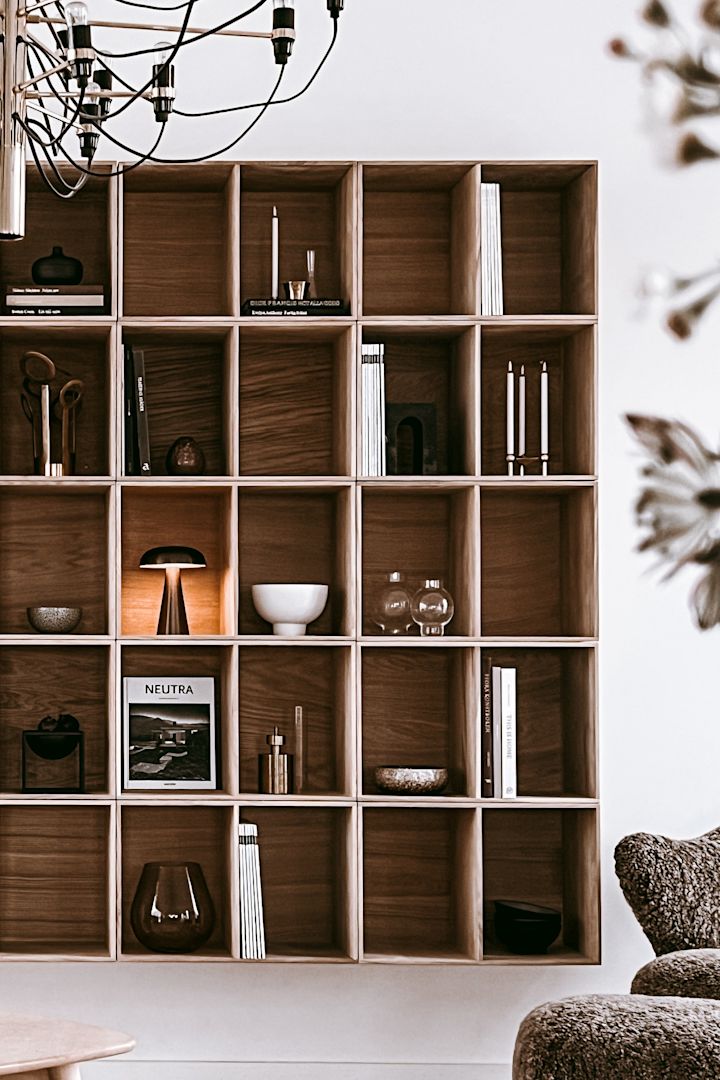 Bookshelf decor ideas- inspiration from Anela Tahirovic's home @arkihem where the bookshelf is decorated in a uniform color scale.