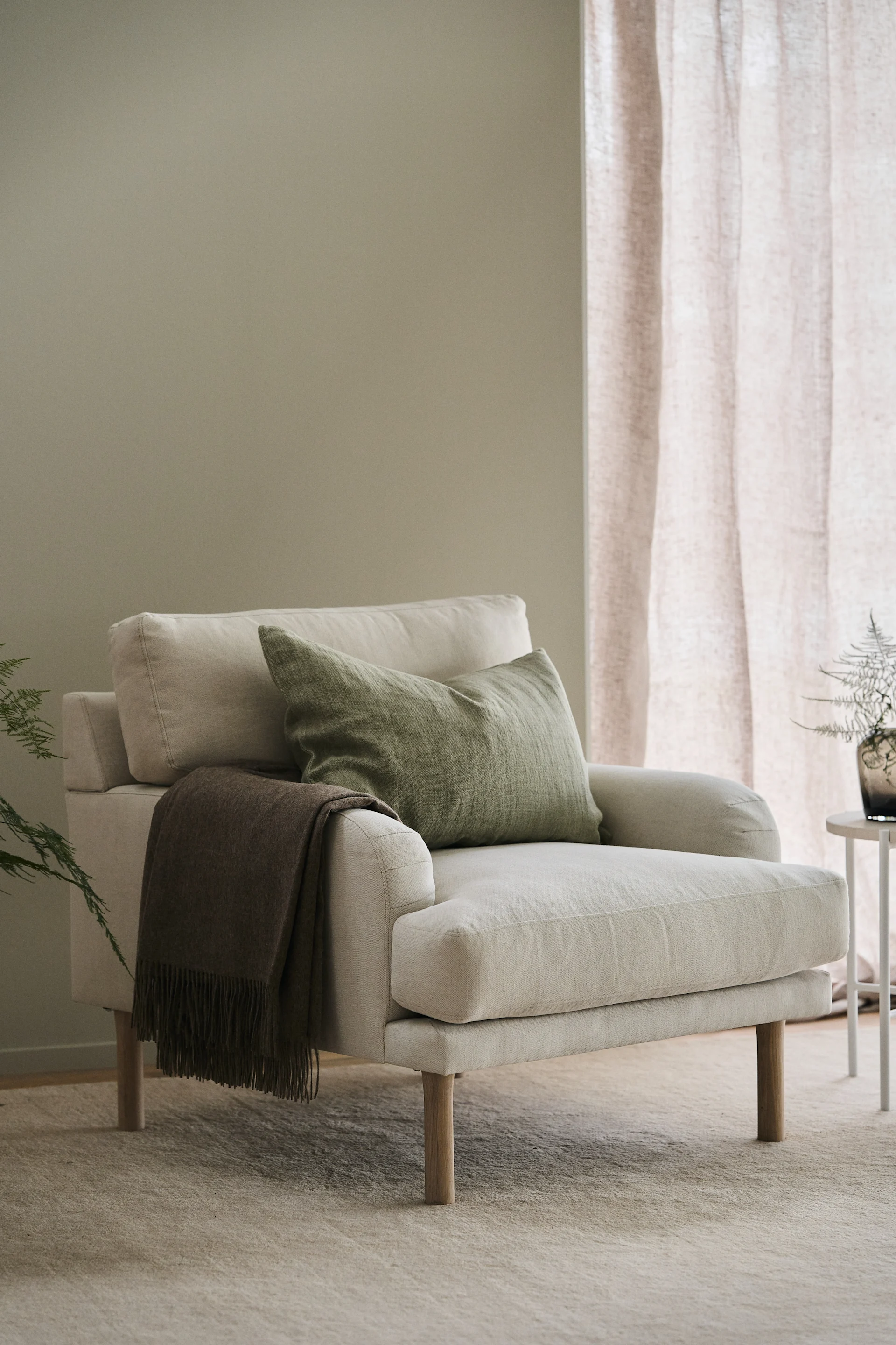 Large and cosy is one of the interior design trends in autumn 2025. Here you can see the beige Lidnäs armchair from 1898.