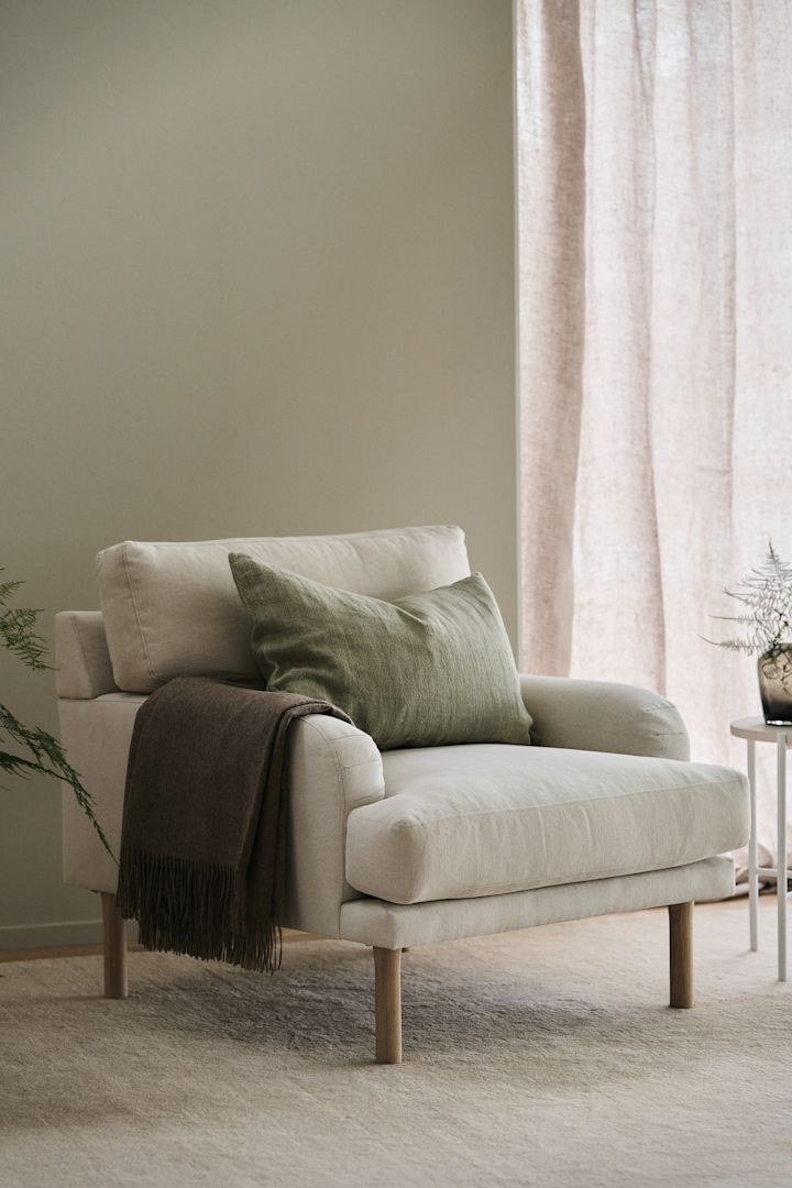 Large and cosy is one of the interior design trends in autumn 2025. Here you can see the beige Lidnäs armchair from 1898.