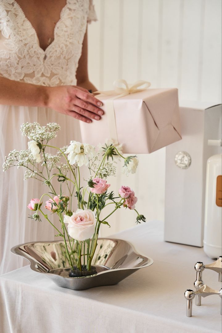 Here you see the Alvar Aalto stainless steel bowl being used as a vase on a wedding gift table. Try this unique idea for your wedding day. 