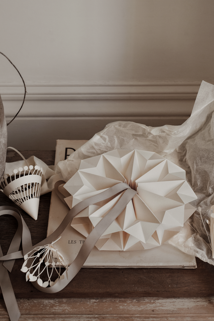 Here you see the sun paper star from Ferm Living with the delicate hanging paper decorations also from Ferm Living.