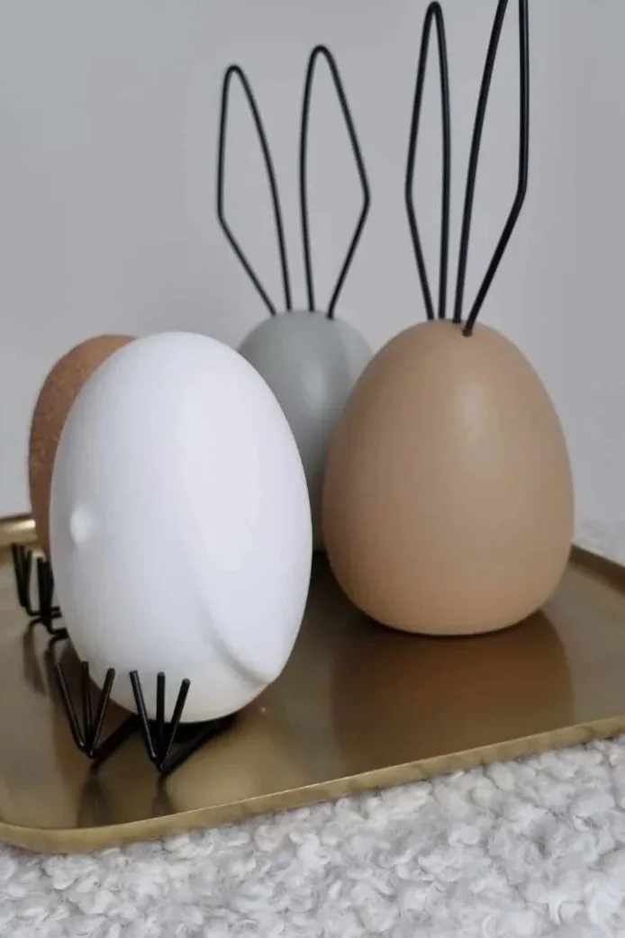 Påskedekoration: Hare & Hang Around-påskedekoration i to forskellige farver fra DBKD på en bakke hjemme hos @cztery.