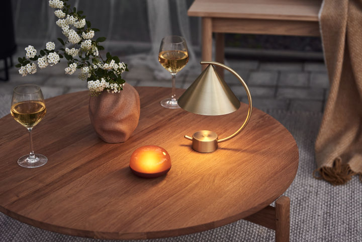 The cordless and rechargeable lamp from Ferm Living is a new summer essential to light up the cosy evenings outside. 