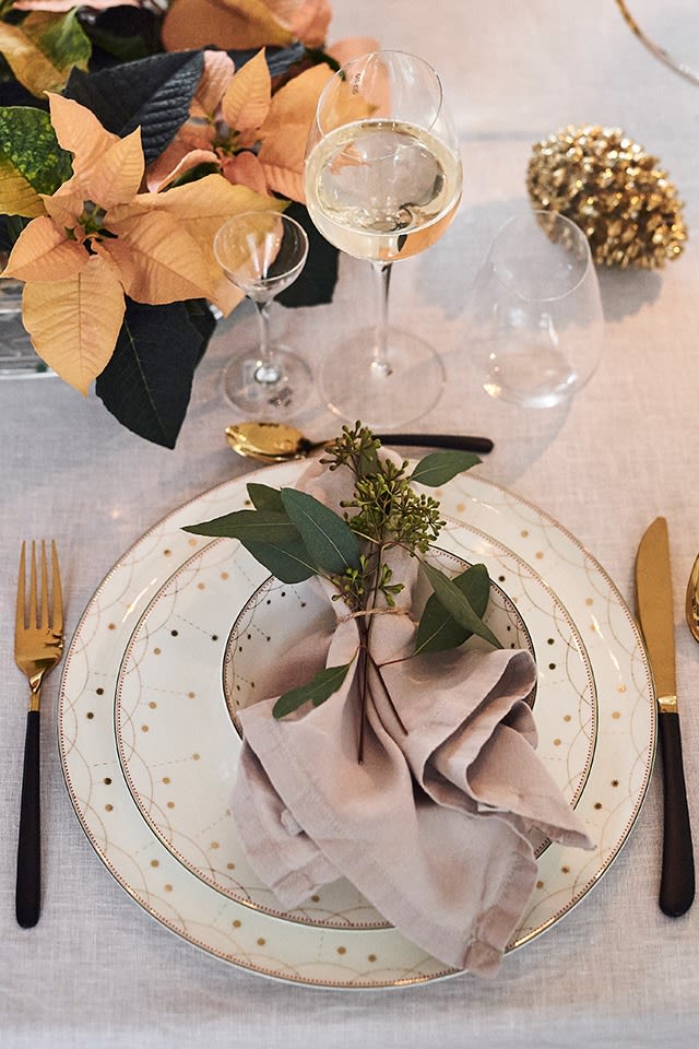 A simple and elegant white Christmas table setting from the Julemorgen series from Wik & Walsøe.