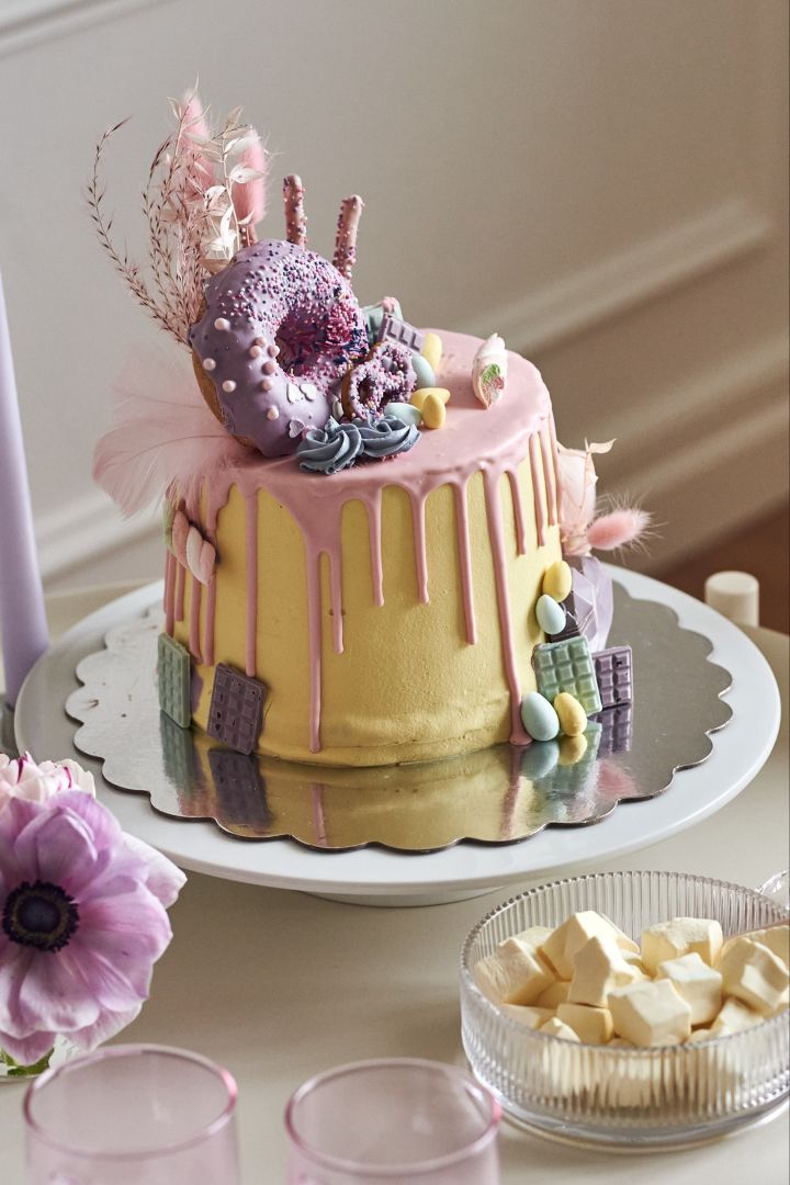 A festive dessert buffet for Easter with a grand cake on the Eva Solo Legio Novo cake stand. 