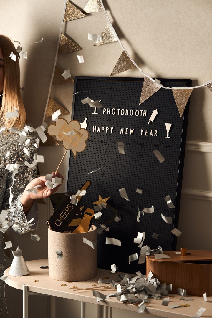 New year party ideas - Here you see the design letter, letter board used as a backdrop for a photo booth. 