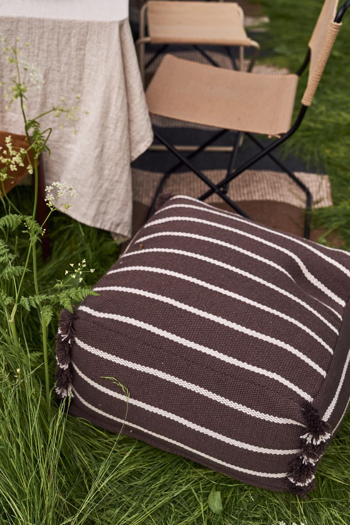 Cosy patio decor ideas - Create a cozy patio by furnishing with more seating. Poufs are perfect for those with a small patio or small storage room.