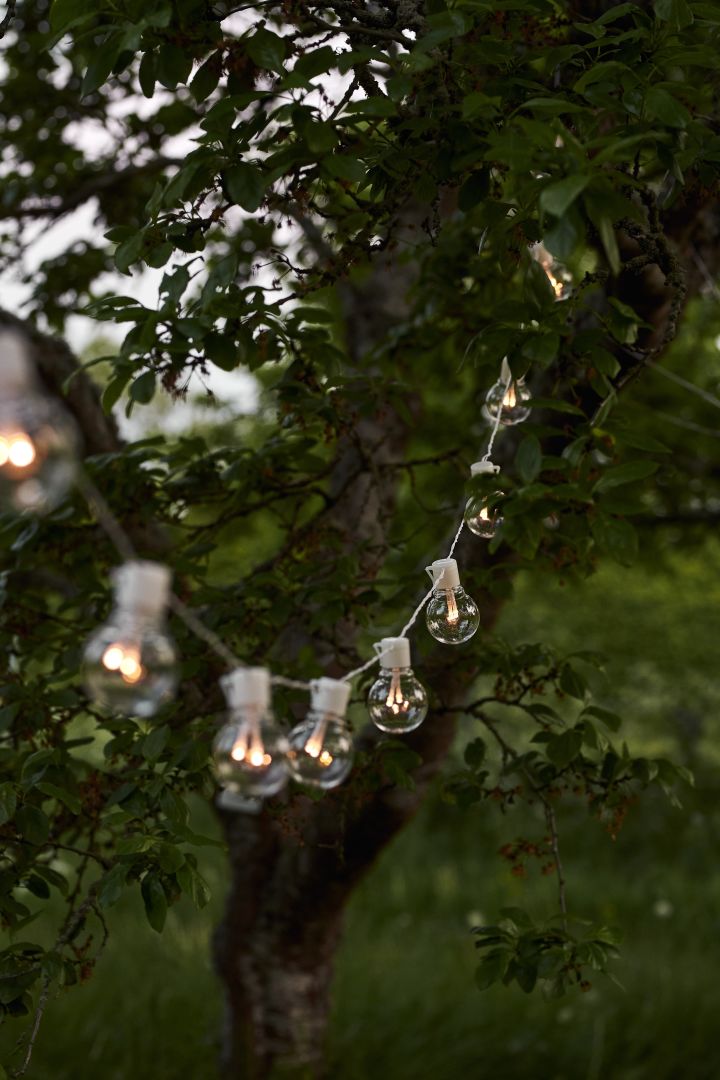 Cosy patio decor ideas - Create a cosy atmosphere by decorating your patio with a string of lights like you see here. 