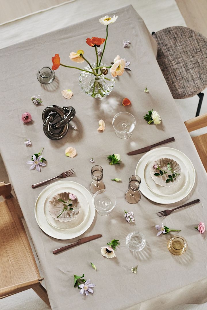 An elegant and romantic table setting idea with colourful flowers and playful bowls and vases from By On.