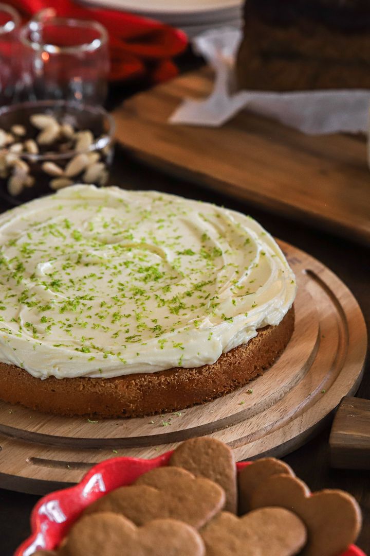 Christmas baking recipes from Baka med Frida - a Christmassy carrot cake on the round wooden cutting board from Staub. 