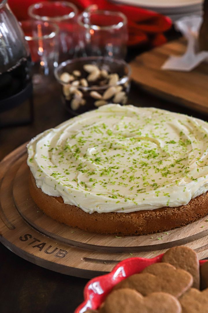 Christmas baking recipes from Baka med Frida - a Christmassy carrot cake on the round wooden cutting board from Staub. 