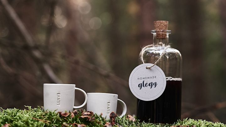 Homemade mulled wine is traditional Scandinavian Christmas recipe - here in a schnapps carafe from Sagaform together with mulled wine mugs from ERNST.