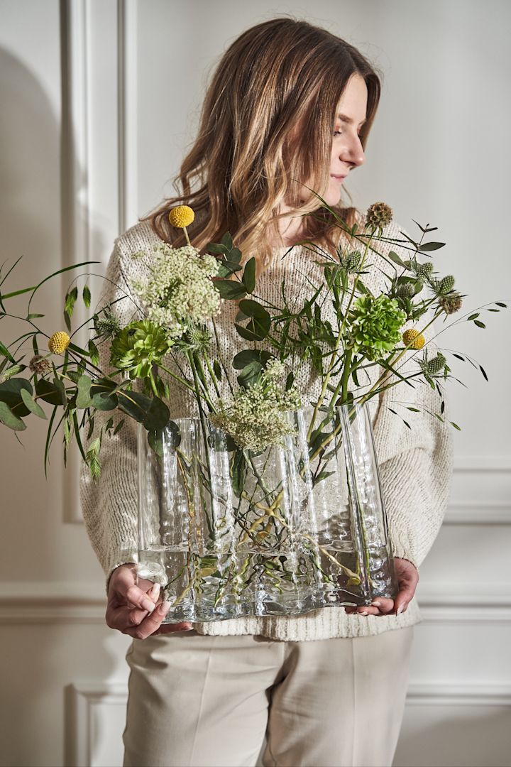 Gry vase from Cooee Design is a perfect wedding gift for the trendy couple and fits any type of bouquet.