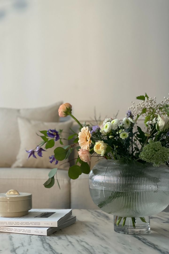 A round vase in clear glass is a timeless and elegant wedding gift idea. Photo: @homebynicky