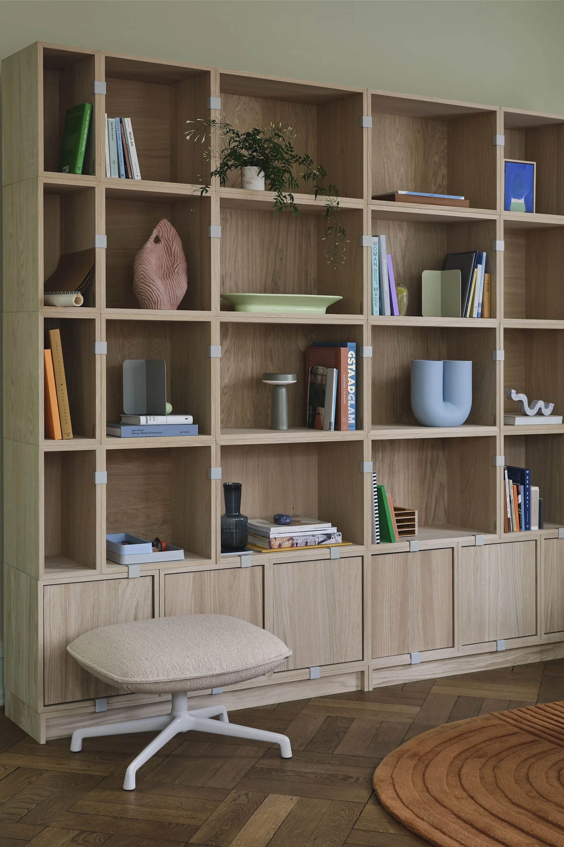 Autumn interior design trends 2025: With the Stacked shelving system from Muuto, you can arrange your bookshelf however you like.