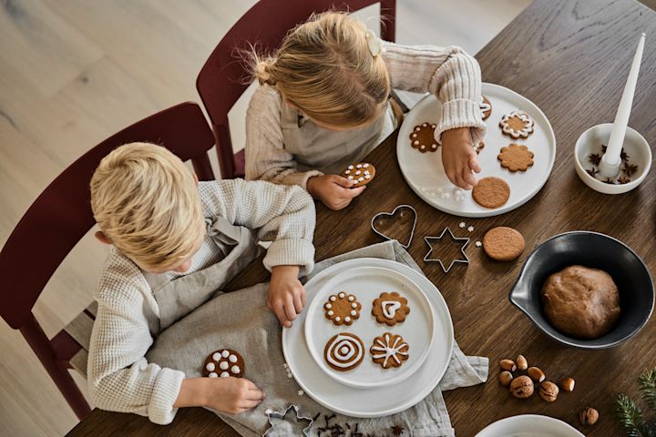 Scandinavian lifestyle things for you to try this winter - baking pepparkakor with the kids. 