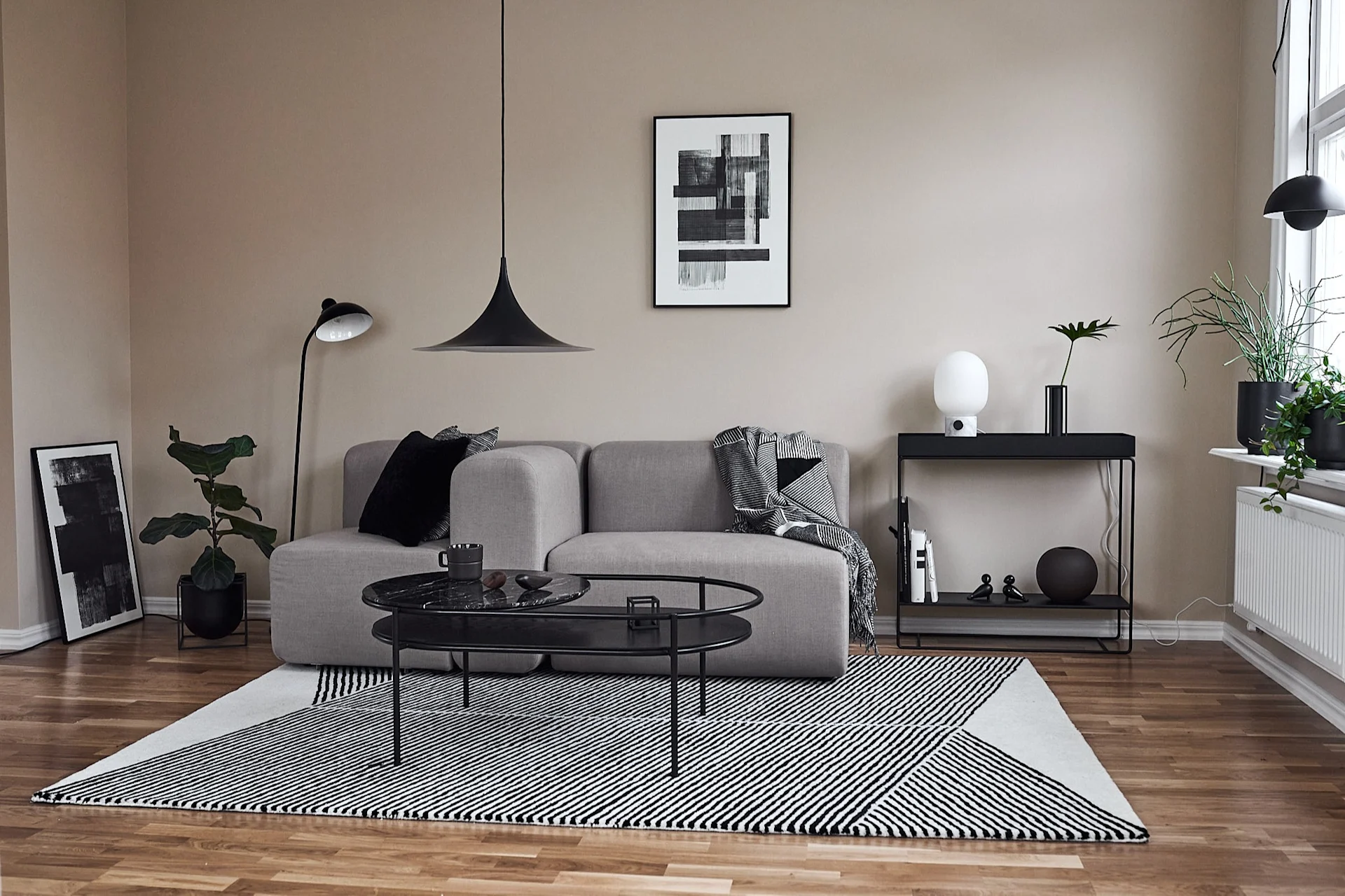 Among the different types of interior design styles available, the graphic black and white style is the perfect choice for an elegant living room.