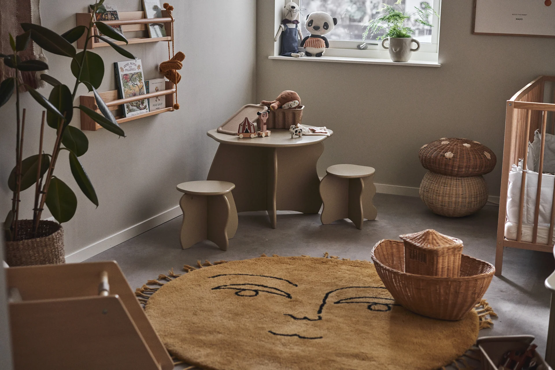 A large rug in the centre of the room is a great idea for a children's room. Here you see the sun rug from ferm living in the middle of a children's room. 