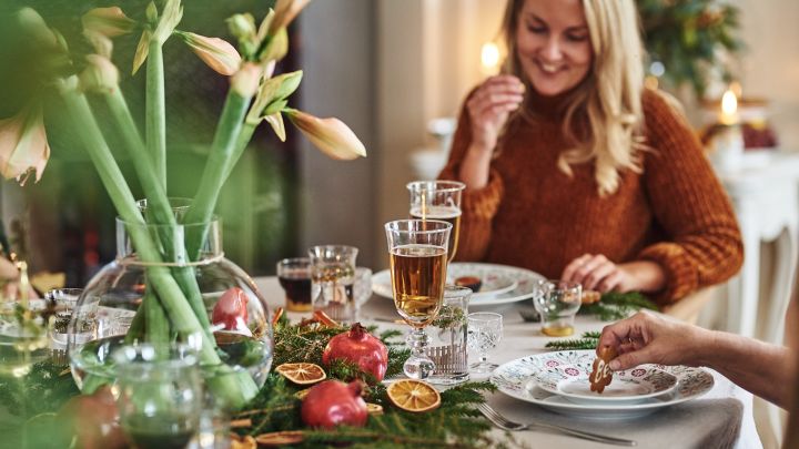 A traditional Christmas table setting in red, green and white with the Swedish Grace Winter collection from Rörstrand. 